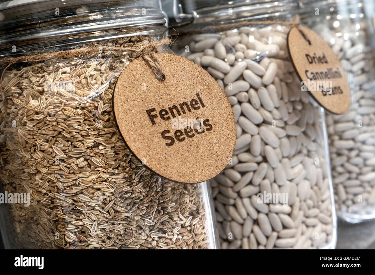 Fenchel Samen in einem Glas, aromatische Samen, die erhebliche gesundheitliche Vorteile mit Geschmack und Aroma bieten. Fenchelsamen aus Pflanzenblüten. Stockfoto