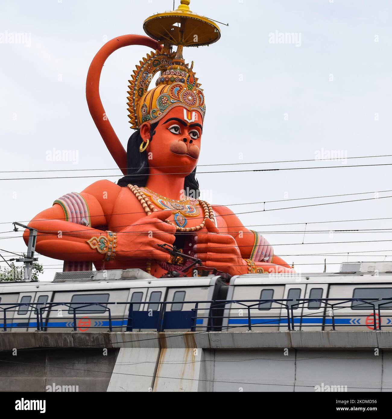 Große Statue von Lord Hanuman in der Nähe der delhi U-Bahn-Brücke in der Nähe von Karol Bagh, Delhi, Indien, Lord Hanuman große Statue berühren Himmel Stockfoto