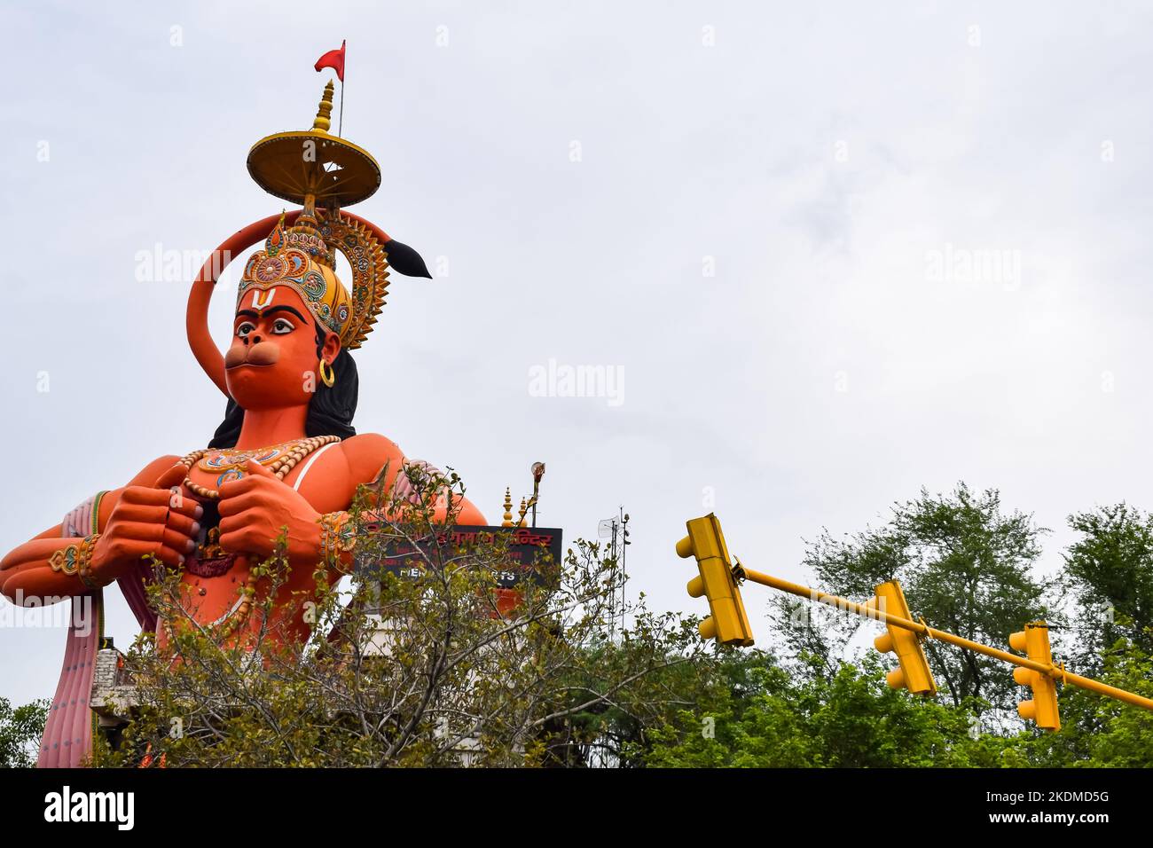 Große Statue von Lord Hanuman in der Nähe der delhi U-Bahn-Brücke in der Nähe von Karol Bagh, Delhi, Indien, Lord Hanuman große Statue berühren Himmel Stockfoto