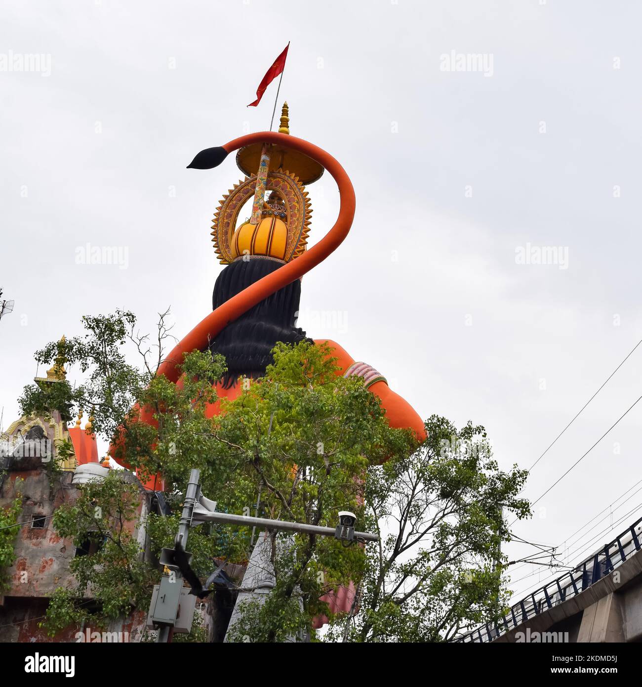 Große Statue von Lord Hanuman in der Nähe der delhi U-Bahn-Brücke in der Nähe von Karol Bagh, Delhi, Indien, Lord Hanuman große Statue berühren Himmel Stockfoto