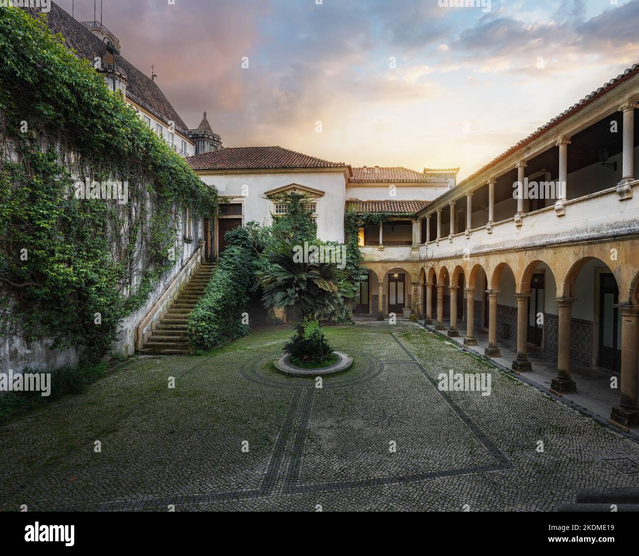Melos House Courtyard (Juristische Fakultät) an der Universität von Coimbra - Coimbra, Portugal Stockfoto