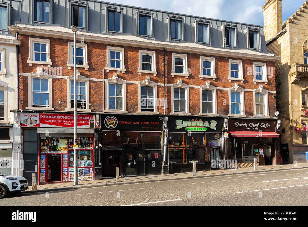 Liverpool, Großbritannien: Unternehmen auf der Hardman Street im Stadtzentrum - Philharmonic Mini Market, Hot Water Comedy Club, Shiraz BBQ und Quick Chef Stockfoto