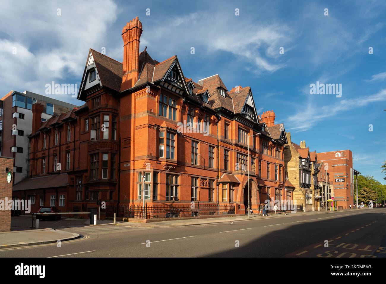 Liverpool, Großbritannien: Gebäude des Symphony College, ehemaliges Eye and Ear Infirmary, Myrtle Street Stockfoto