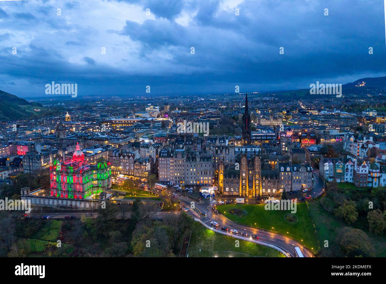Luftaufnahme von der Drohne des Mounds in der Altstadt von Edinburgh in der Abenddämmerung, Edinburgh, Schottland, Großbritannien Stockfoto