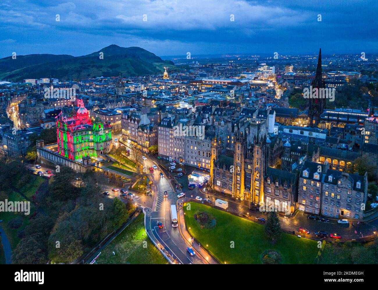 Luftaufnahme von der Drohne des Mounds in der Altstadt von Edinburgh in der Abenddämmerung, Edinburgh, Schottland, Großbritannien Stockfoto