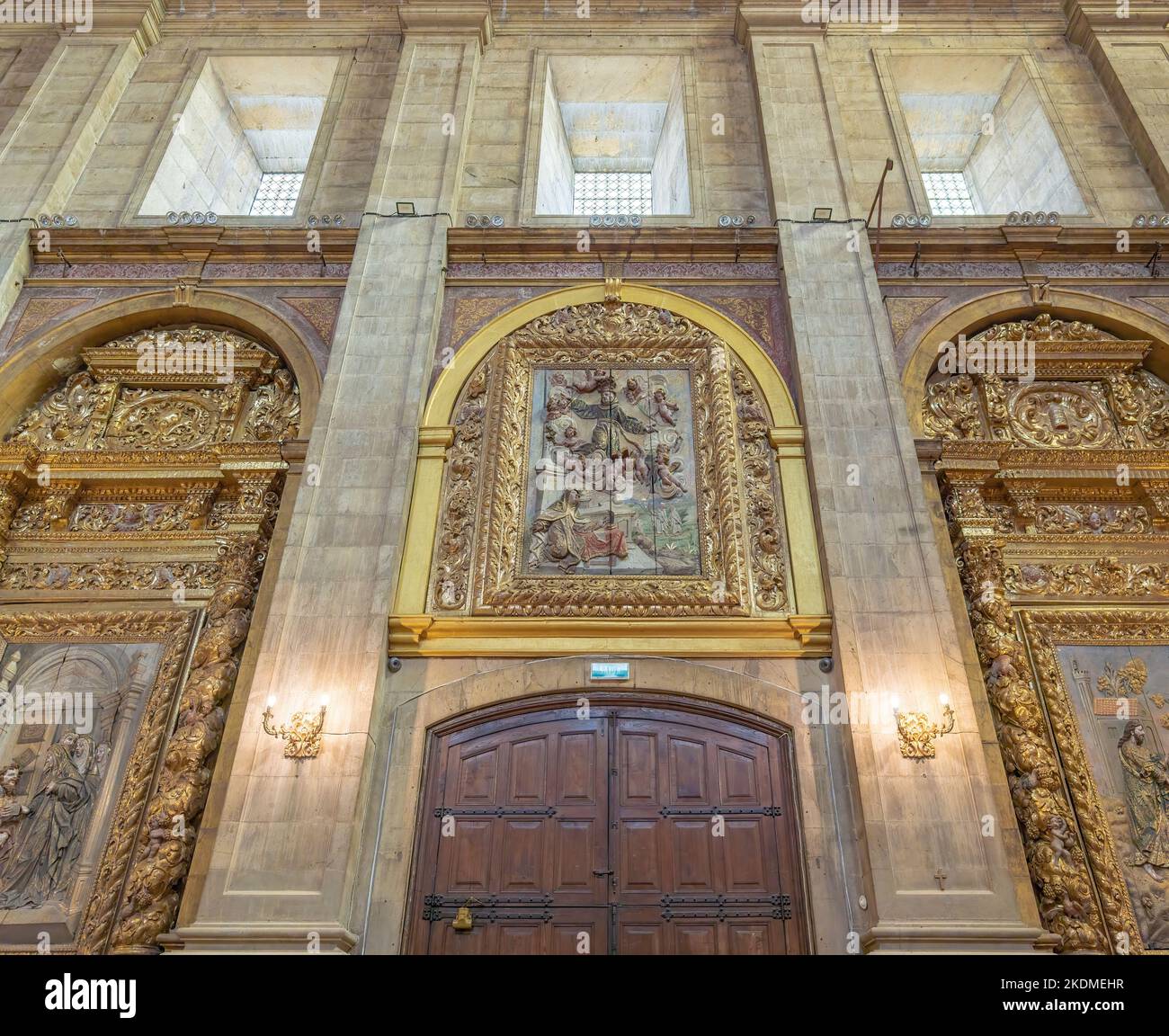 Innenraum der St. Isabel-Kirche der Königin im Kloster Santa Clara-a-Nova - Coimbra, Portugal Stockfoto