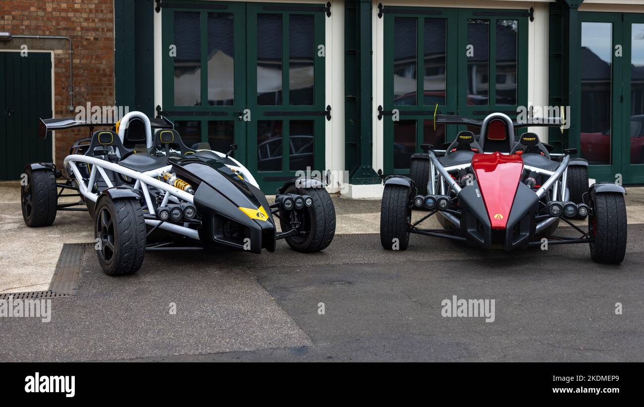 2 Ariel Atom Rennwagen werden auf der Scary Cars Assembly ausgestellt, die am 30. Oktober 2022 im Bicester Heritage Centre stattfindet. Stockfoto