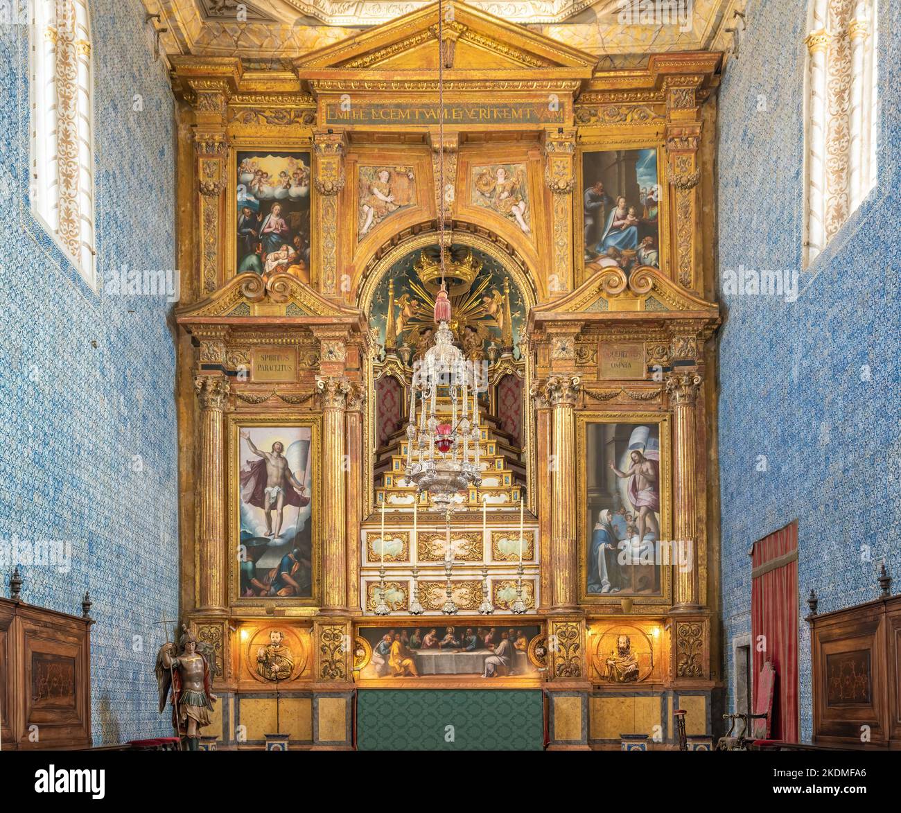 Altar der Kapelle des Heiligen Michaels (Capela de Sao Miguel) im Hof der Universität von Coimbra - Coimbra, Portugal Stockfoto