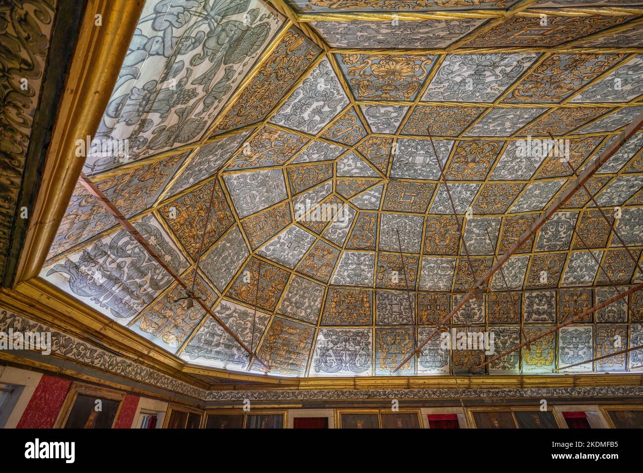 Deckenplatten der Großen Halle der Apostelgeschichte im Inneren der Universität von Coimbra, ehemaliger Königlicher Palast - Coimbra, Portugal Stockfoto