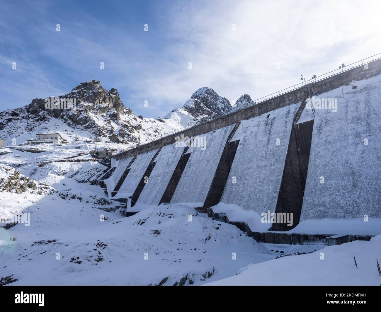 Talsperre in den valgerola-alpen Stockfoto