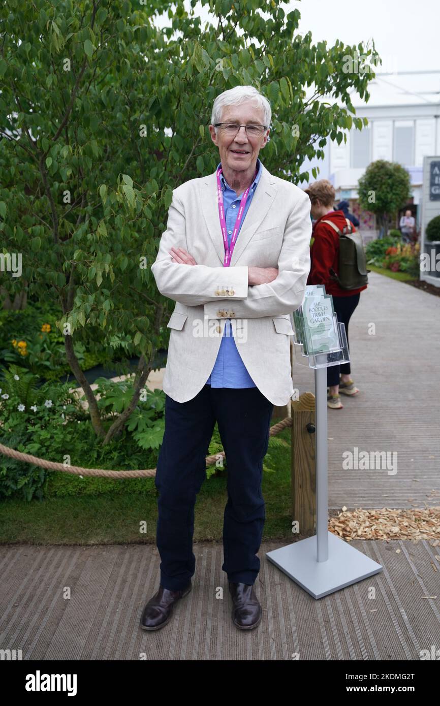 Datei-Foto vom 23/05/22 von Paul O'Grady während des RHS Chelsea Flower Show Pressetag, im Royal Hospital Chelsea, London. Der Sender Paul O'Grady hat eine neue Rolle bekommen, nachdem er BBC Radio 2 verlassen hat - als stellvertretender Leutnant von Kent. Der 67-Jährige wurde knapp zwei Monate nach seiner Unterzeichnung der Sonntagnachmittagsschau, die er fast 14 Jahre lang veranstaltet hatte, zur Durchführung zeremonieller Aufgaben in der südöstlichen Grafschaft ernannt. Ein Sprecher des Bezirksrats von Kent sagte: „Der Sender, Schriftsteller, Komiker, Schauspieler und Kent-Champion Paul O'Grady MBE schließt sich sechs stellvertretenden Leutnants an, deren Kombination aus verschiedenen lokalen Akteuren besteht Stockfoto