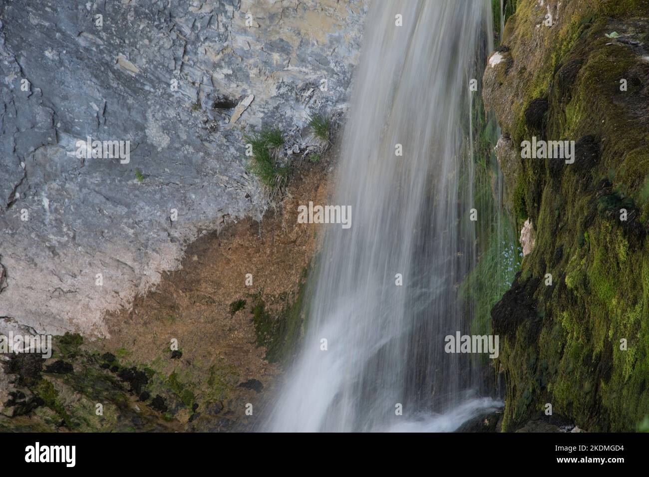 Wasserfall in den Bergen im Frühling Stockfoto