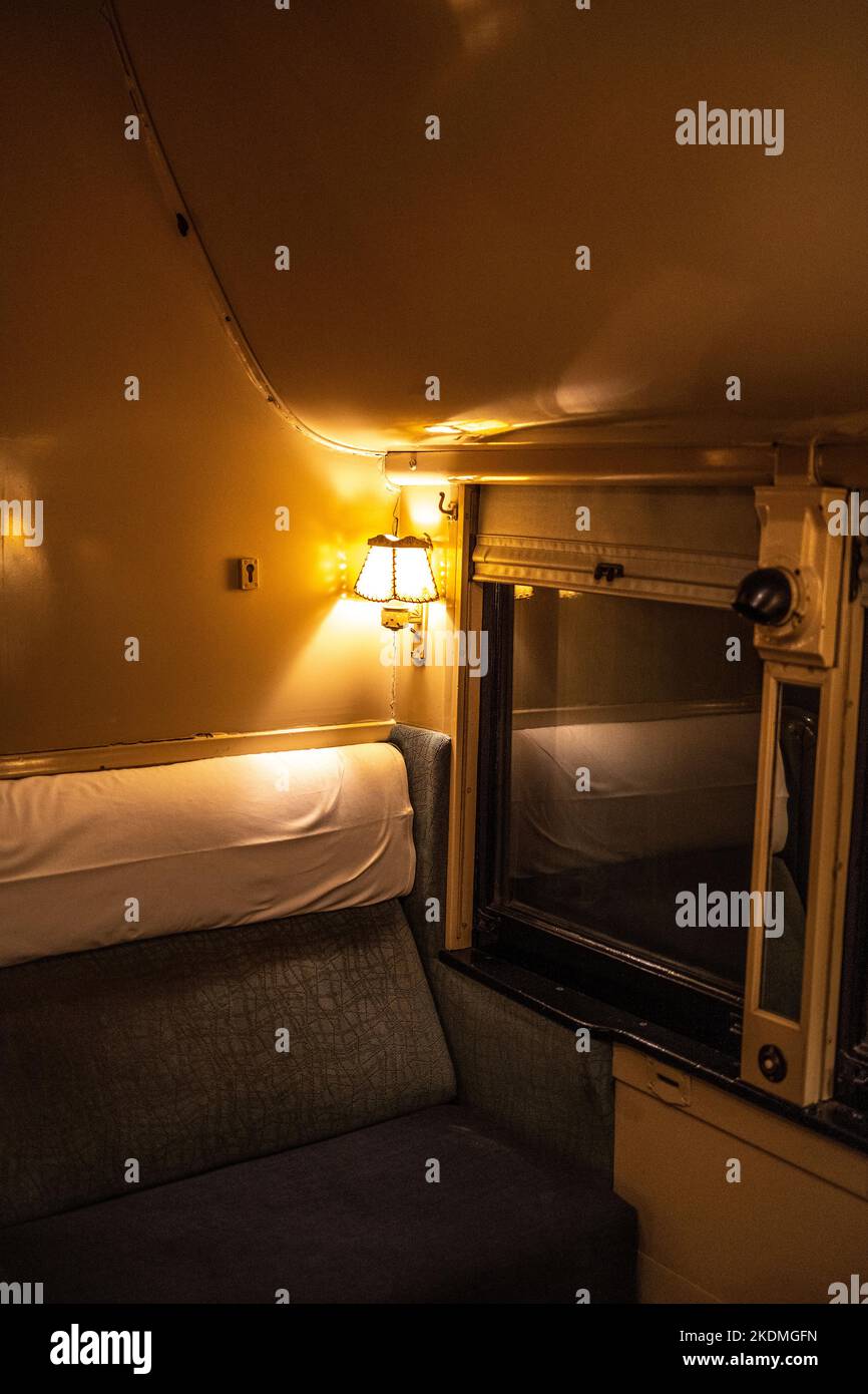 Sowohl die oberen als auch die unteren Liegeplätze sind für Sitzplätze im Pullman-Schienenfahrzeug gesperrt Stockfoto