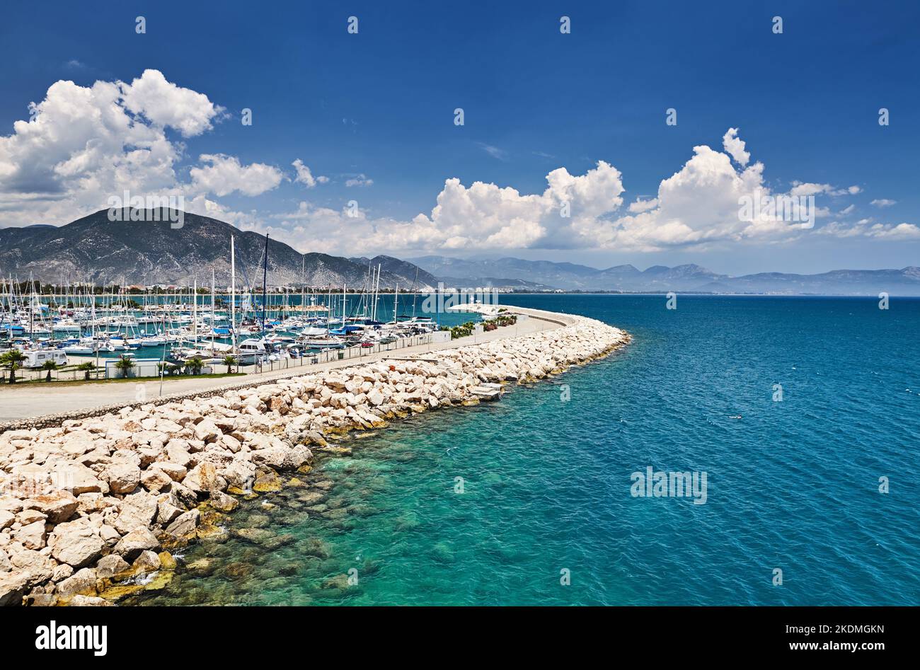 Mittelmeerküste der Türkei, türkisfarbenes Meer und blauer Himmel Stockfoto