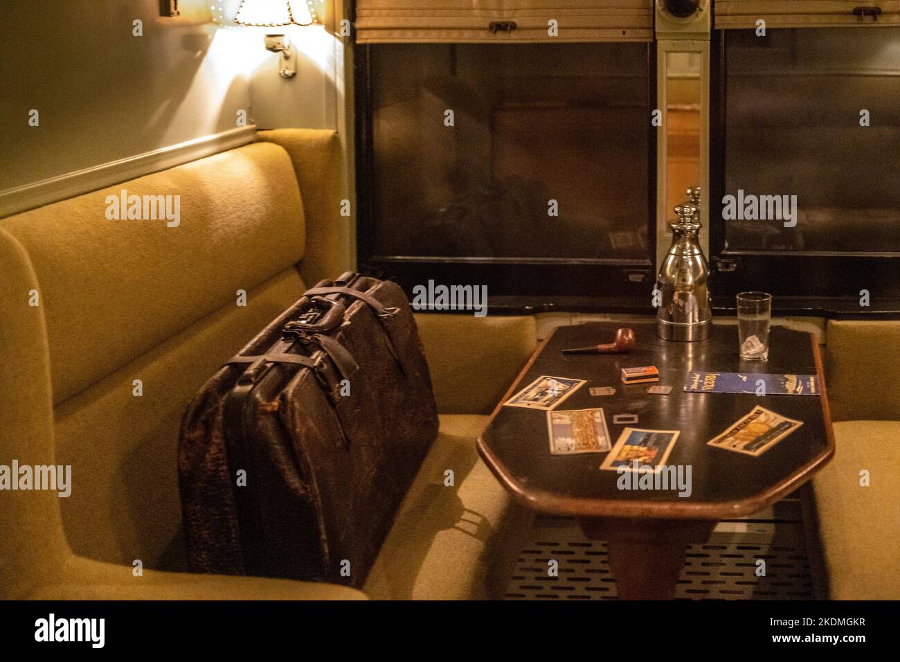 Sitzplätze mit einem Tisch in einem Pullman-Zug Stockfoto