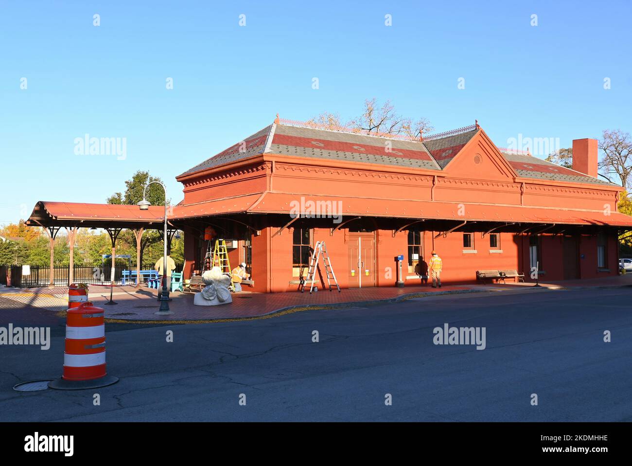 HUDSON, NEW YORK - 20 Okt 2022: Amtrack Station in Hudson, New York, erbaut 1874 von der New York Central Railroad, ist es die älteste Dauerbahn Stockfoto