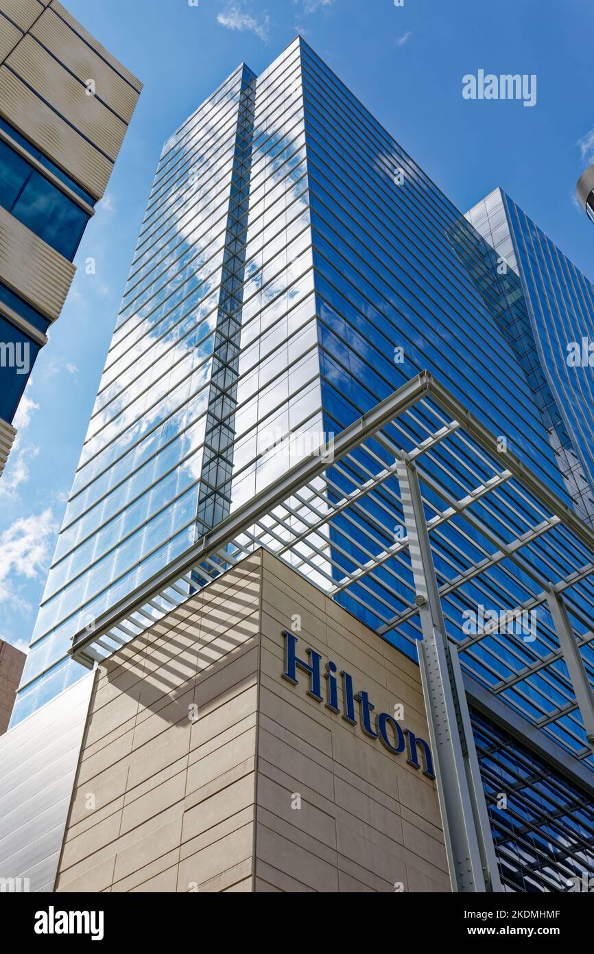 Das Hilton Cleveland Downtown mit 600 Zimmern ist mit dem Huntington Convention Center und dem Global Center for Health Innovation (Medical Mart) verbunden. Stockfoto