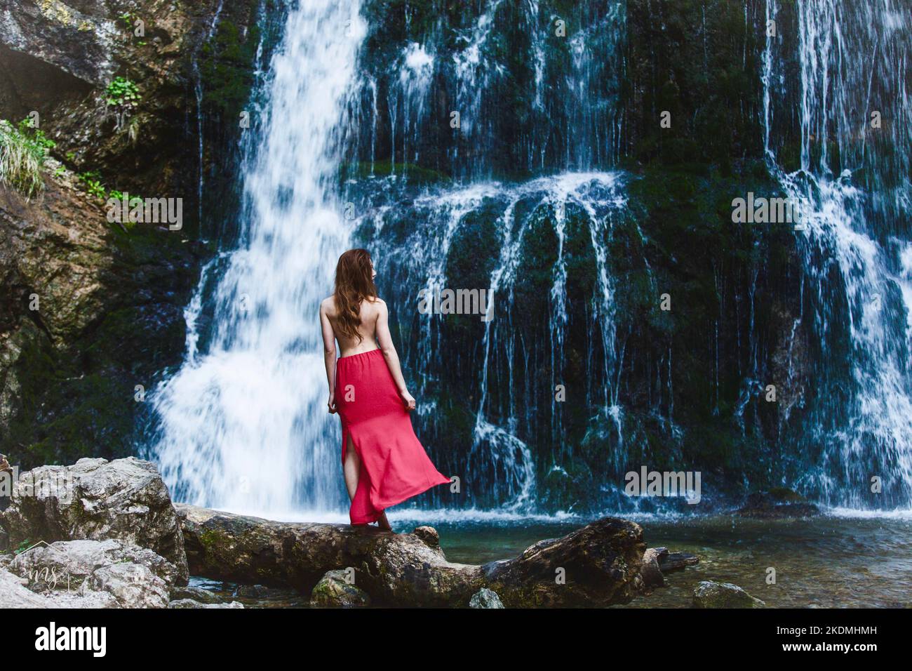 Junge Frau und Wasserfall Stockfoto