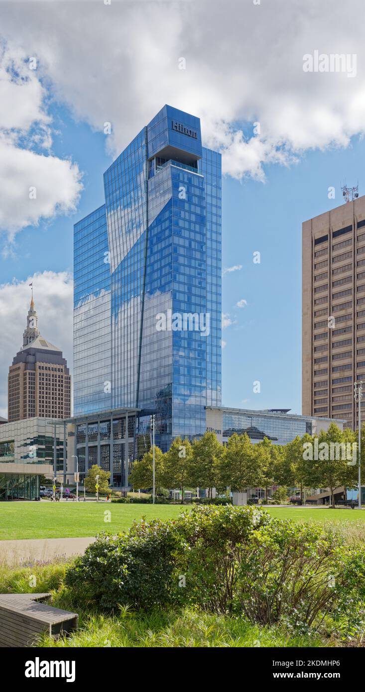 Das Hilton Cleveland Downtown mit 600 Zimmern ist mit dem Huntington Convention Center und dem Global Center for Health Innovation (Medical Mart) verbunden. Stockfoto