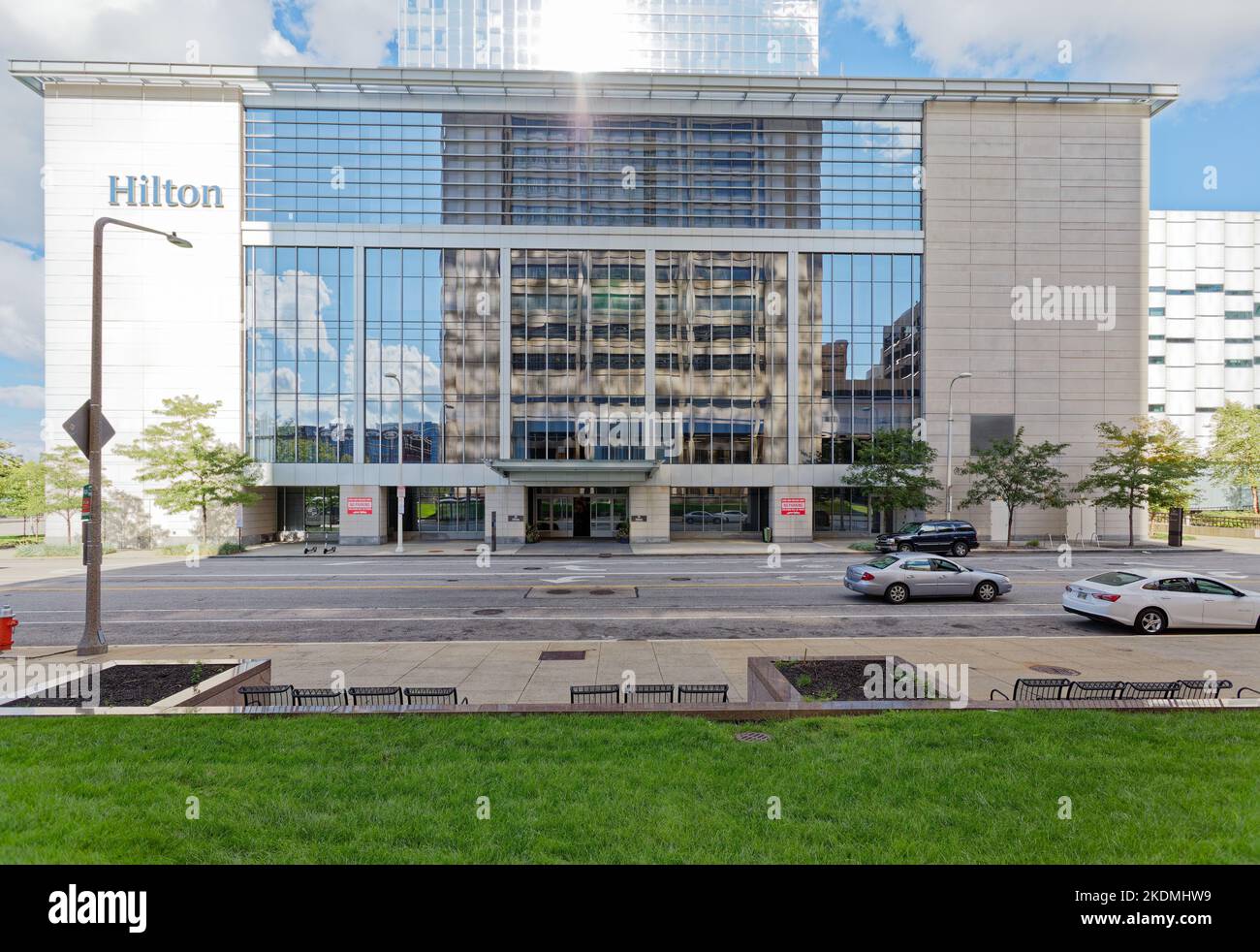 Das Hilton Cleveland Downtown mit 600 Zimmern ist mit dem Huntington Convention Center und dem Global Center for Health Innovation (Medical Mart) verbunden. Stockfoto