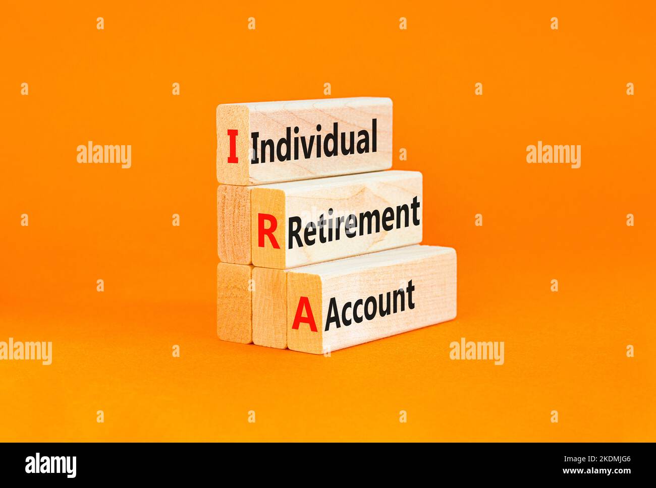 IRA-Symbol für individuelles Rentenkonto. Konzeptworte IRA individuelles Rentenkonto auf Holzblöcken auf schönem orangenen Hintergrund. Geschäfts-IR Stockfoto IRA-Symbol für individuelles Rentenkonto. Konzeptworte IRA individuelles Rentenkonto auf Holzblöcken auf schönem orangenen Hintergrund. Geschäfts-IR Stockfoto
