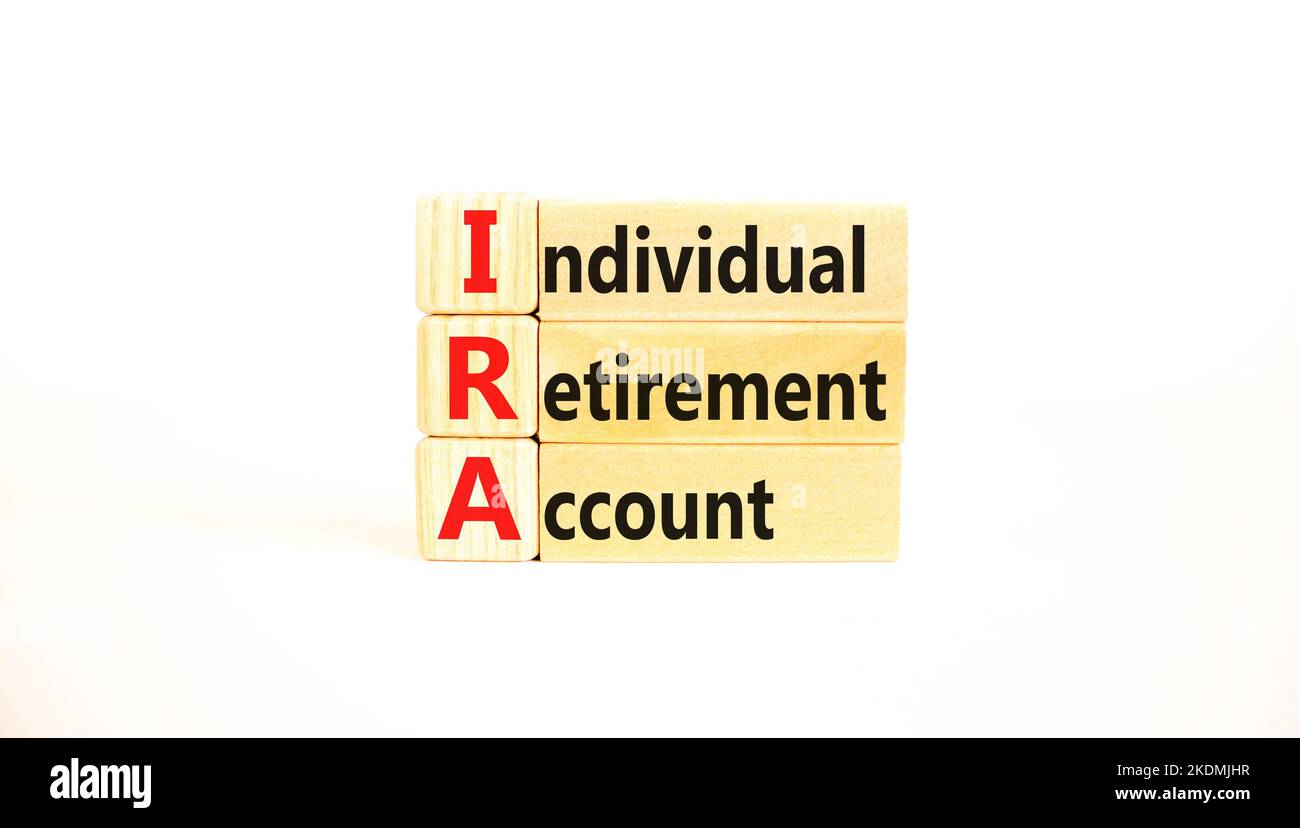 IRA-Symbol für individuelles Rentenkonto. Konzeptworte IRA individuelles Rentenkonto auf Holzblöcken auf schönem weißen Hintergrund. IRA für Unternehmen Stockfoto IRA-Symbol für individuelles Rentenkonto. Konzeptworte IRA individuelles Rentenkonto auf Holzblöcken auf schönem weißen Hintergrund. IRA für Unternehmen Stockfoto