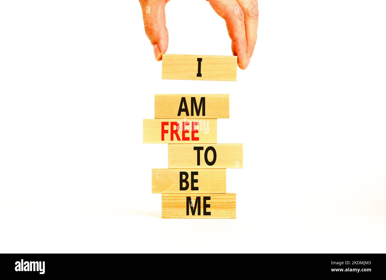 Ich bin frei, mir Symbol zu sein. Konzept Worte Ich bin frei, mich auf Holzblöcken auf einem schönen weißen Tisch weißen Hintergrund zu sein. Geschäftsmann Hand. Unternehmen i Stockfoto