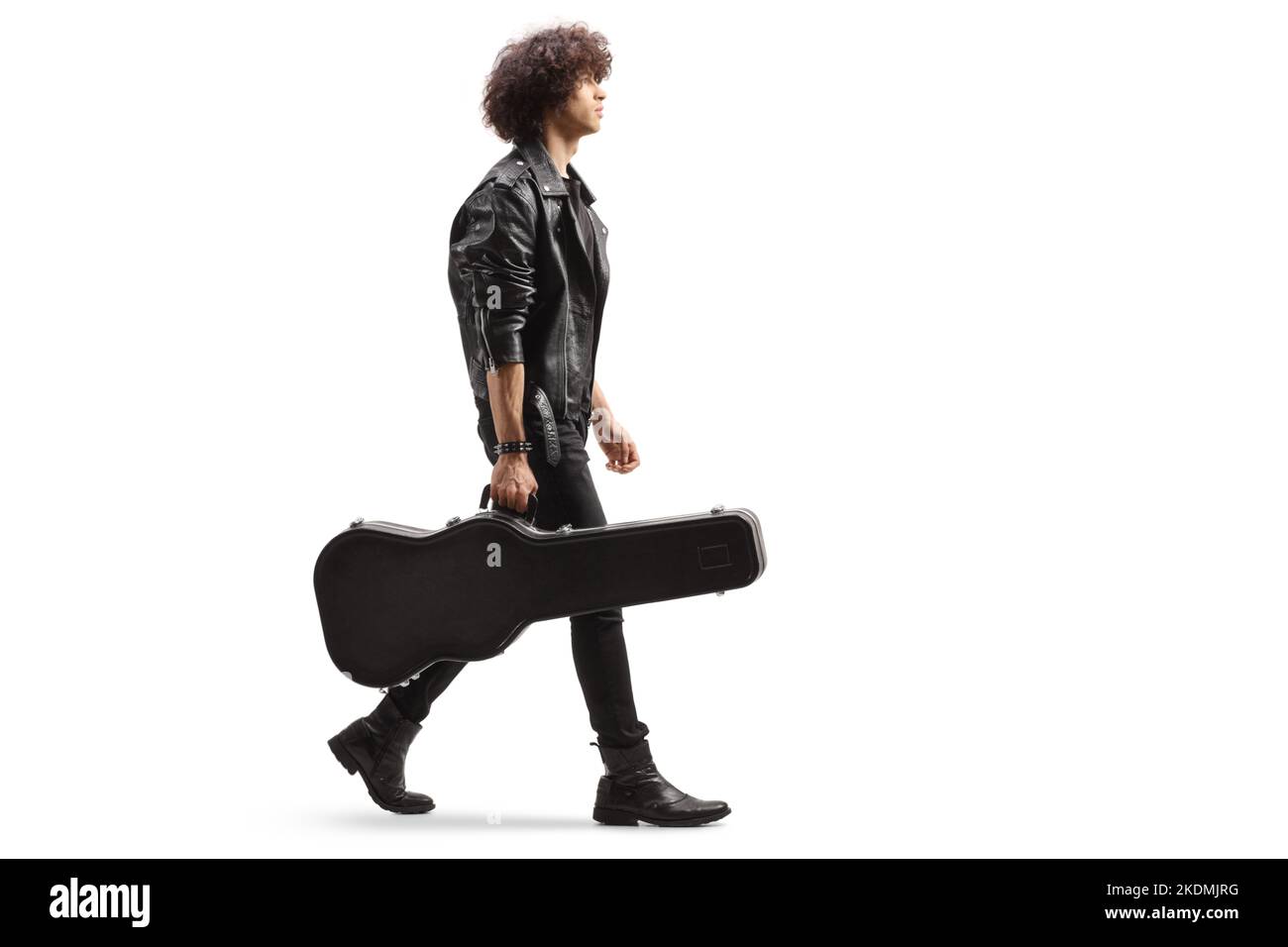 In voller Länge Profilaufnahme eines Rockmusikers, der eine Gitarre in einem Koffer trägt und isoliert auf weißem Hintergrund läuft Stockfoto