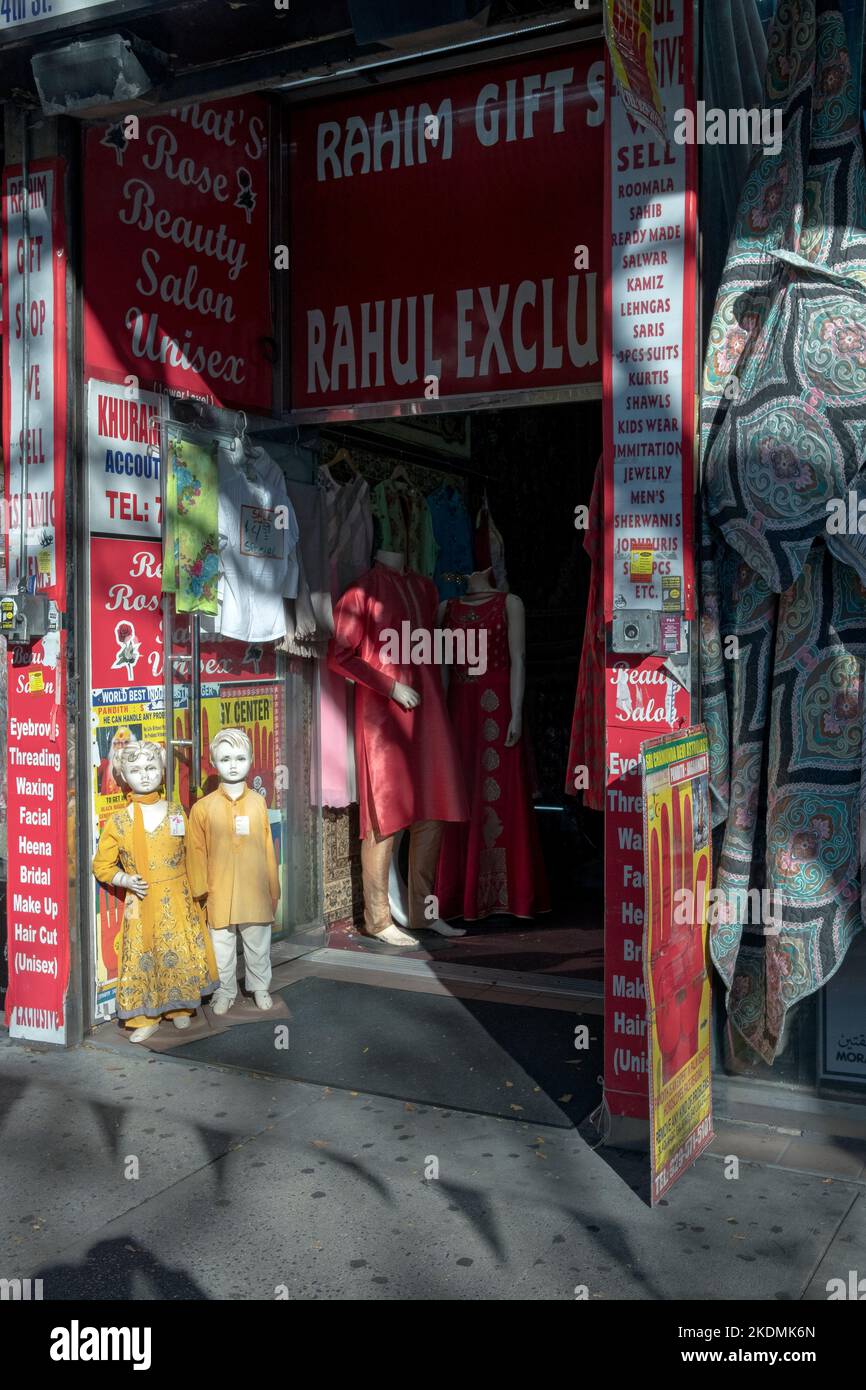 Der Eingang zum Rahim Gift Shop & Rahul's in der 74. Street in Jackson Heights, Queens, New York City. Stockfoto