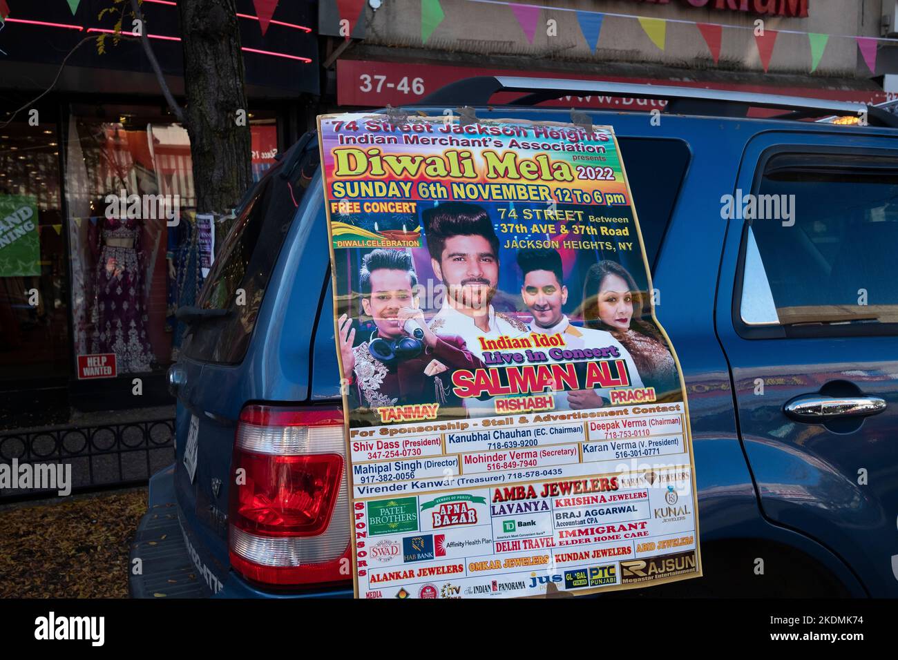 Ein geparktes Auto in Queens, das für ein Diwali Mela-Konzert wirbt, das von der Jackson Heights Indian Merchants Association gesponsert wird. Stockfoto