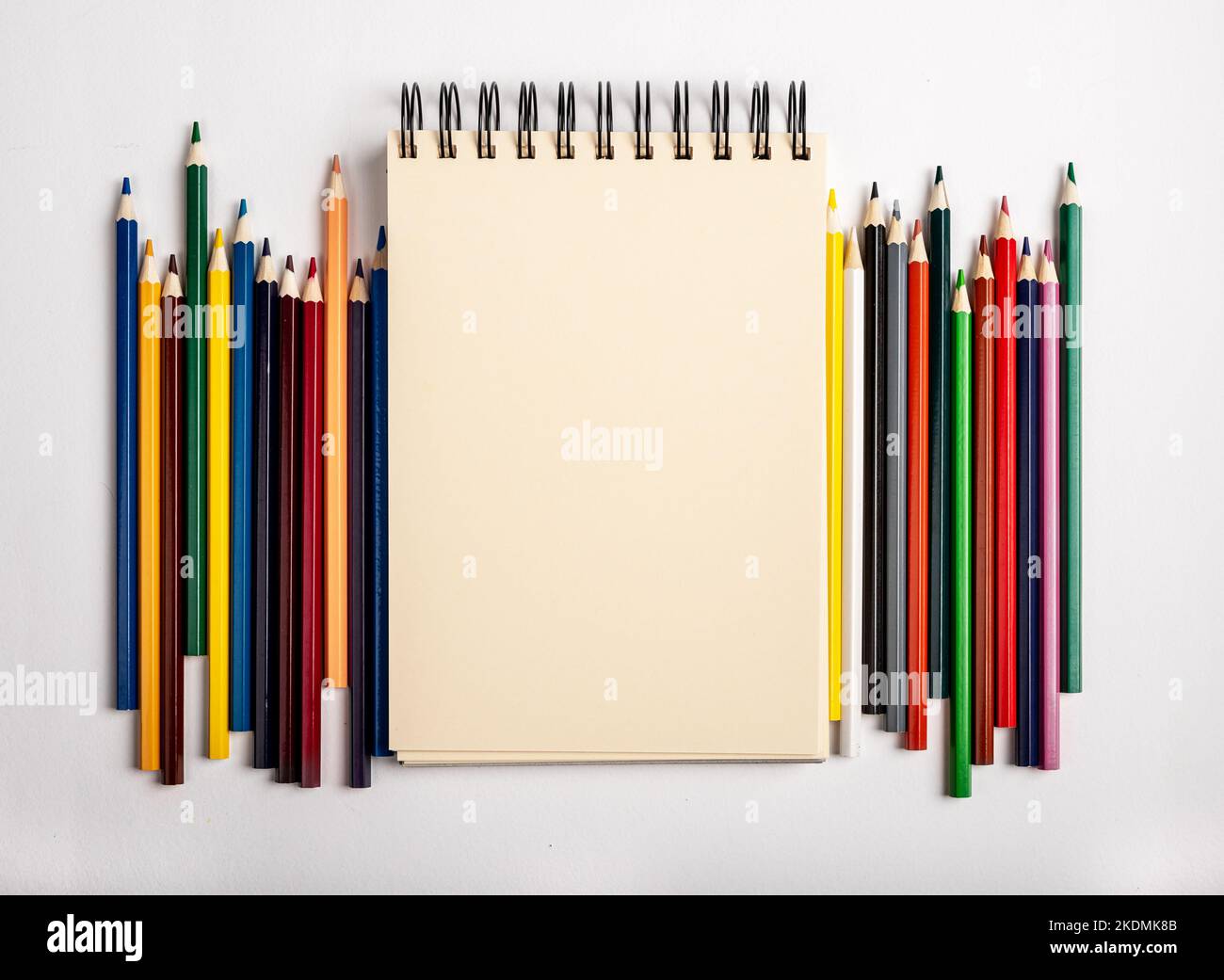 Leeres leeres Papier, Notizblock mit Buntstiften. Notebook-Modell für Text und Zeichnung. Hochwertige Fotos Stockfoto