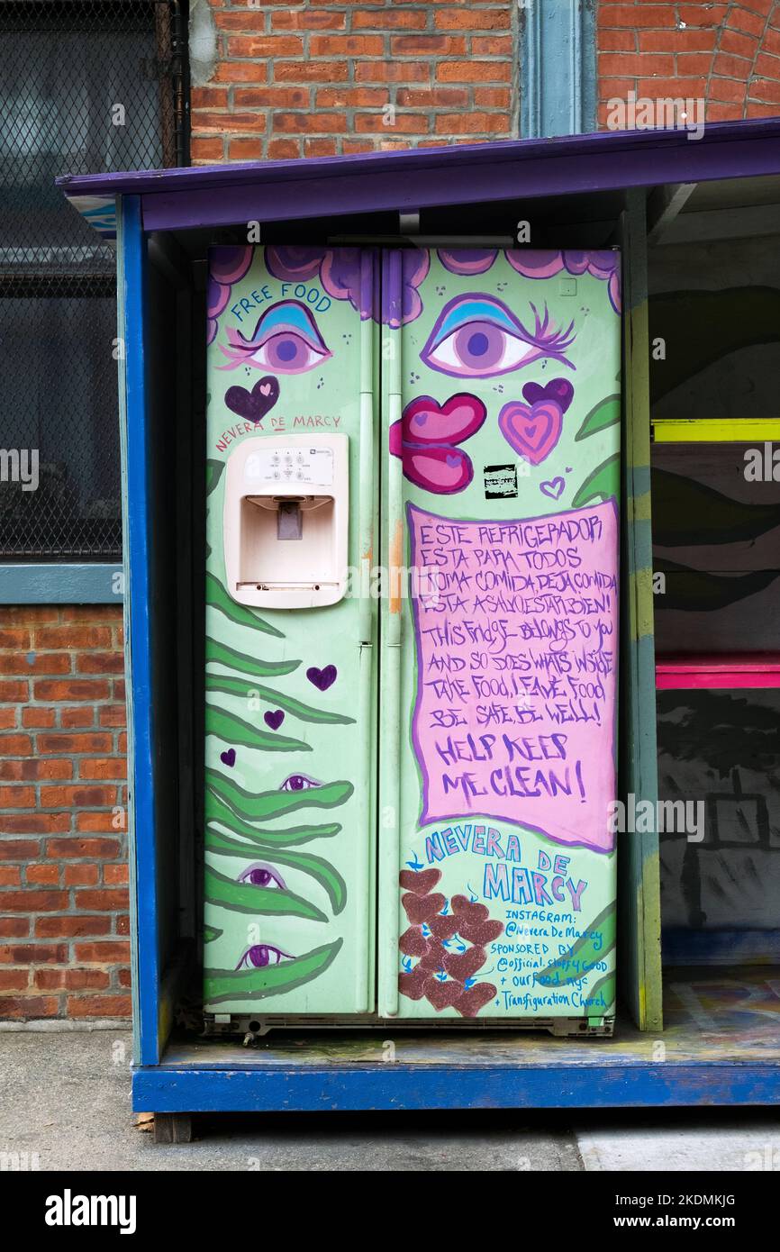 Ein Kühlschrank mit kostenlosen Speisen. Auf der Marcy Avenue in Williamsburg, Brooklyn, New York. Stockfoto