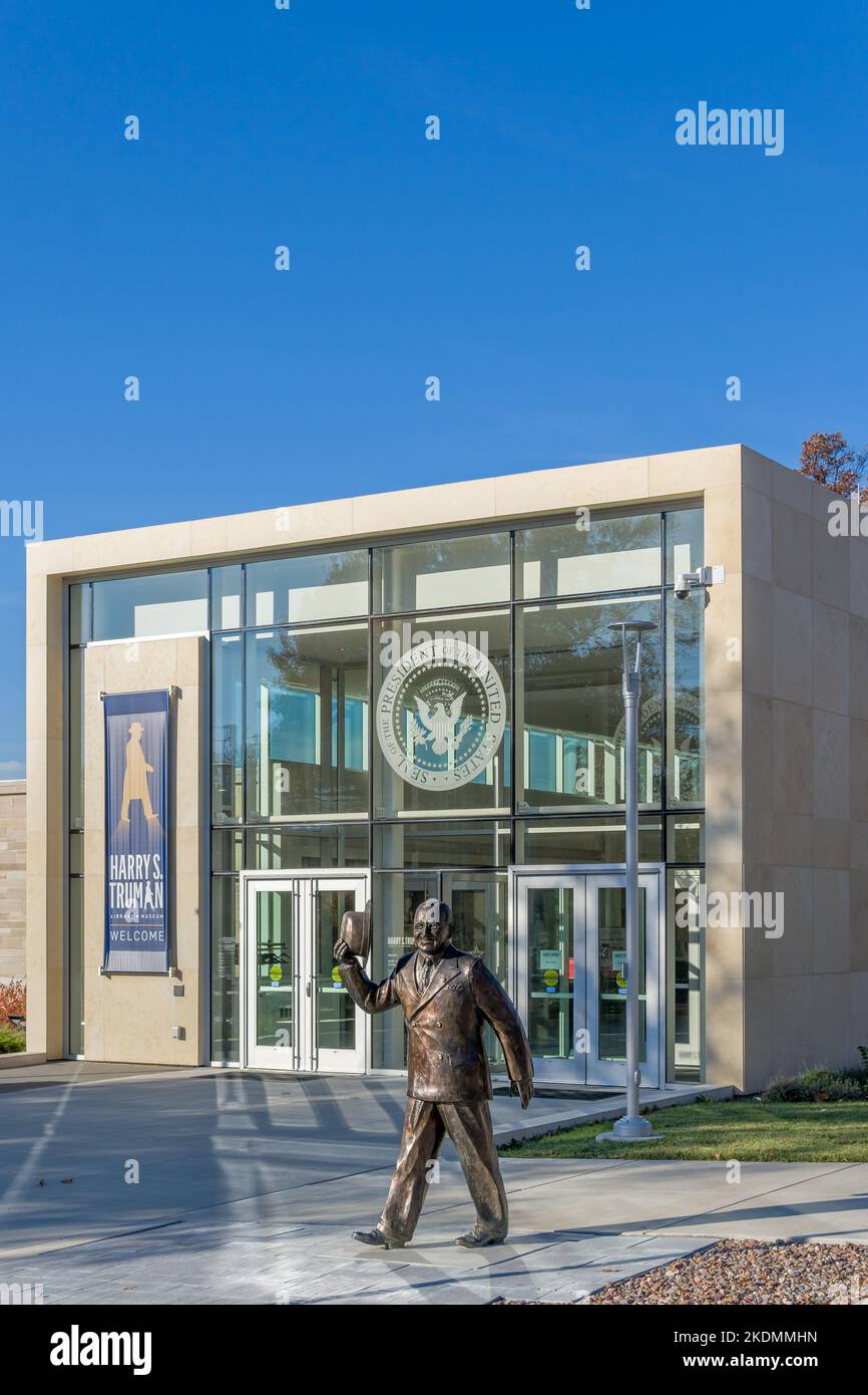 INDEPENDENCE, MO, USA - 2. NOVEMBER 2022: Harry S. Truman Presidential Library and Museum Exterior. Stockfoto
