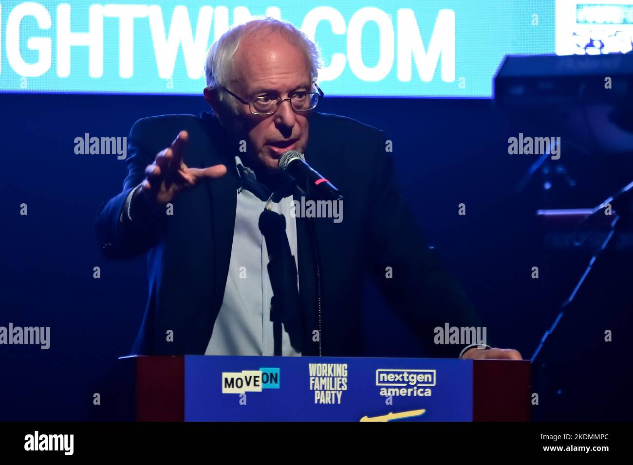 Philadelphia, Usa. 06.. November 2022. Senator Bernie Sanders spricht auf der Vorwahltour Our Future is Now in der Franklin Music Hall in Philadelphia, PA, USA, am 6. November 2022 auf der Bühne. Die Veranstaltung mit dem US-Sänger Tinashe findet zwei Tage vor den Midterm-Wahlen 2022 statt und wird gemeinsam von NextGen America, MoveOn Political Action und der Working Families Party veranstaltet. Kredit: OOgImages/Alamy Live Nachrichten Stockfoto