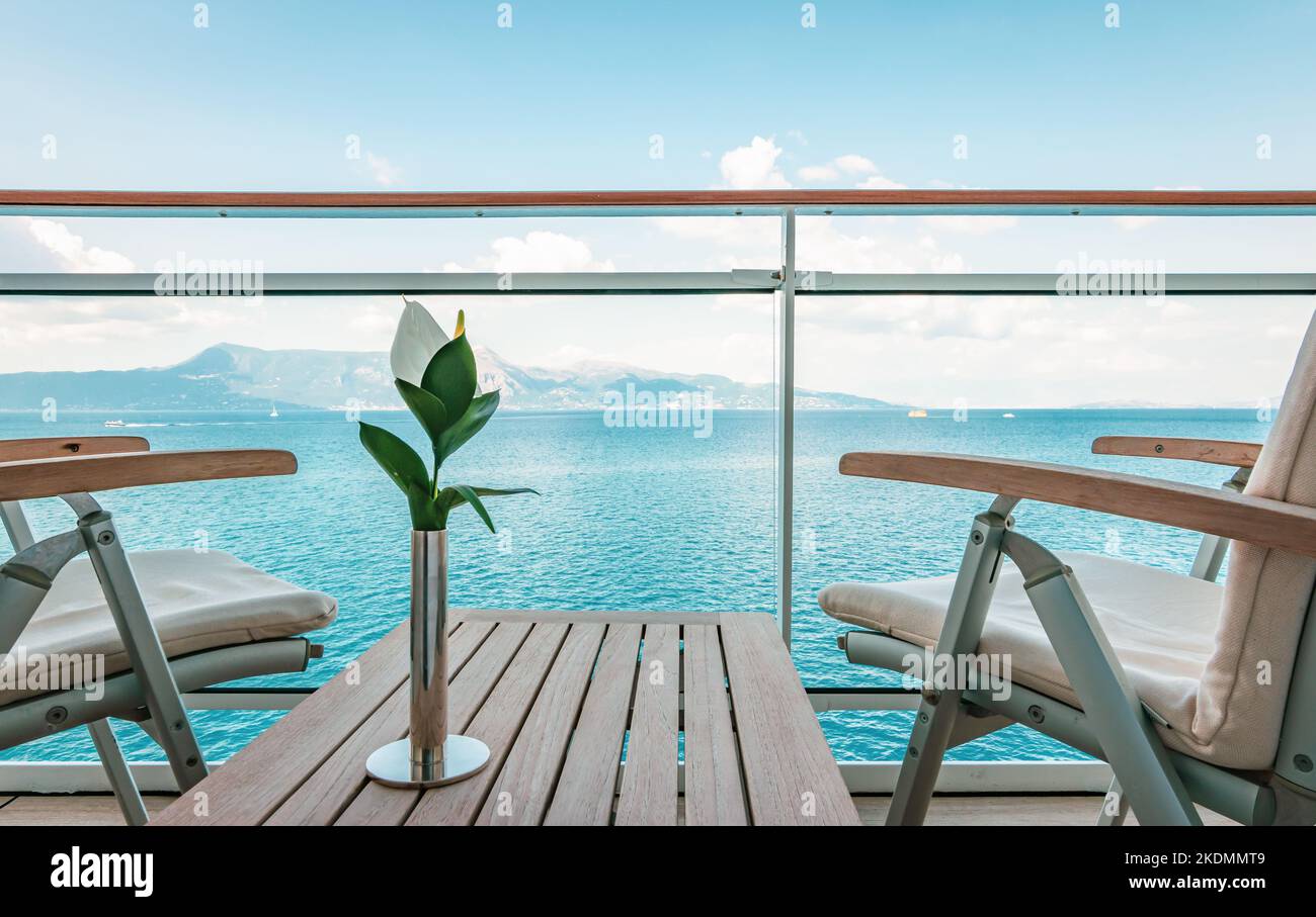 Luxuriöse Gartenmöbel auf dem Balkon des Kreuzschiffs. Stockfoto
