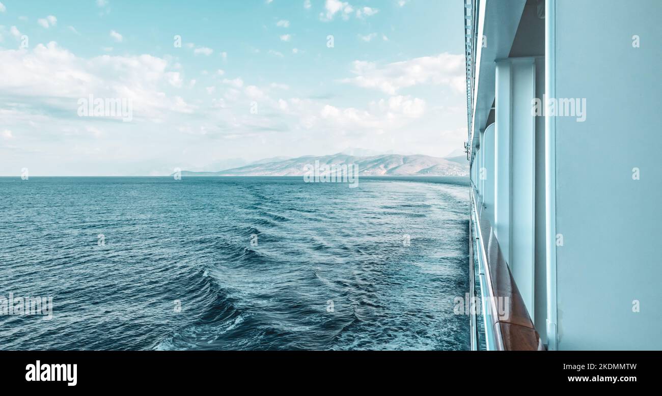 Auf dem Meer segelnd. Kreuzfahrt-Reisekonzept. Stockfoto