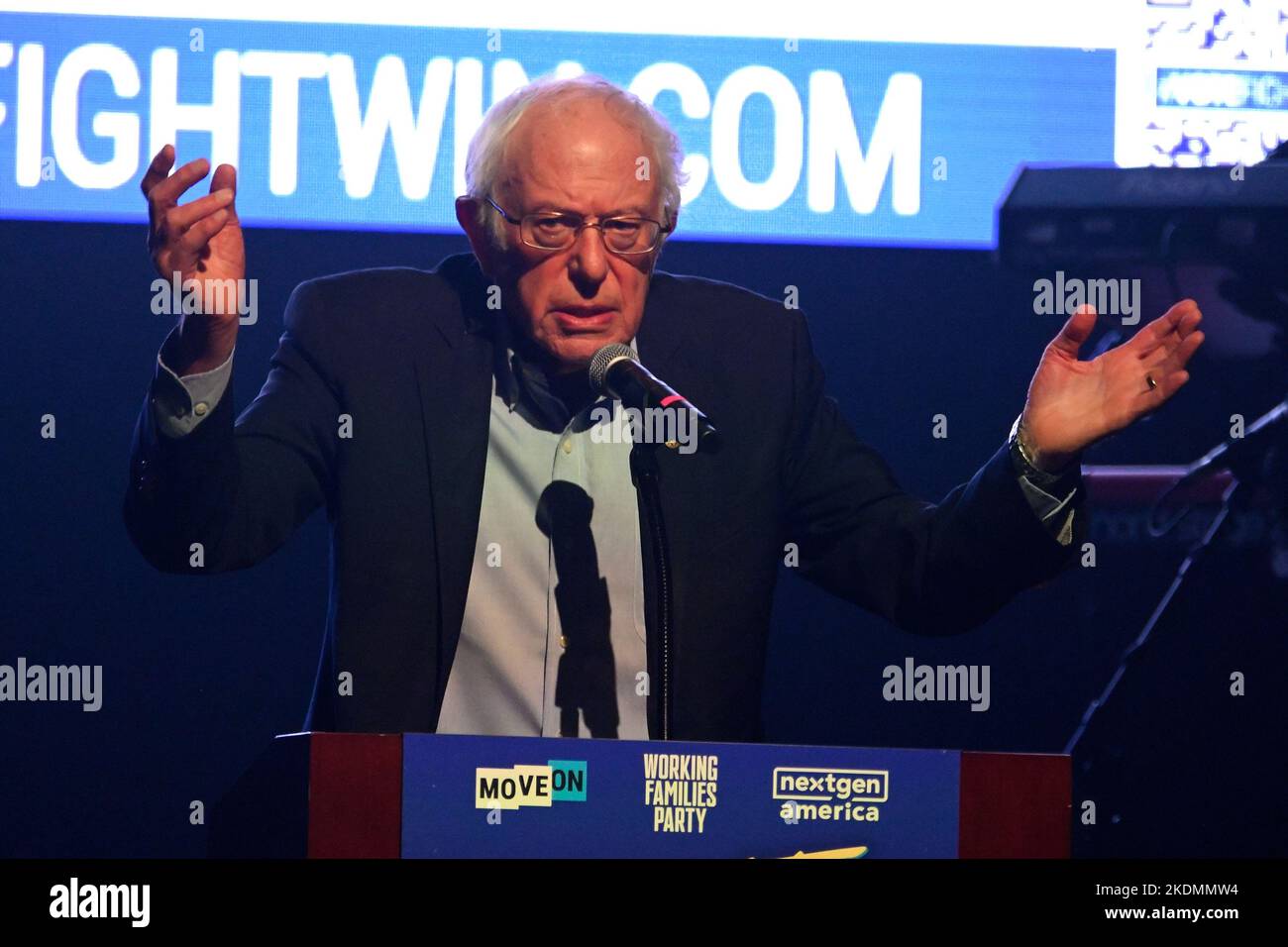 Philadelphia, Usa. 06.. November 2022. Senator Bernie Sanders versammelt sich mit Tinashe auf der „Our Future is Now“-Tour in Philadelphia, nur zwei Tage vor den Wahlen zur Halbzeit 2022. Zusammen mit NextGen America, MoveOn Political Action und der Arbeitenden Familien-Partei drängen sie die Wähler, ihre Stimme zu erheben und die Zukunft unserer Nation zu gestalten. Kredit: OOgImages/Alamy Live News Stockfoto