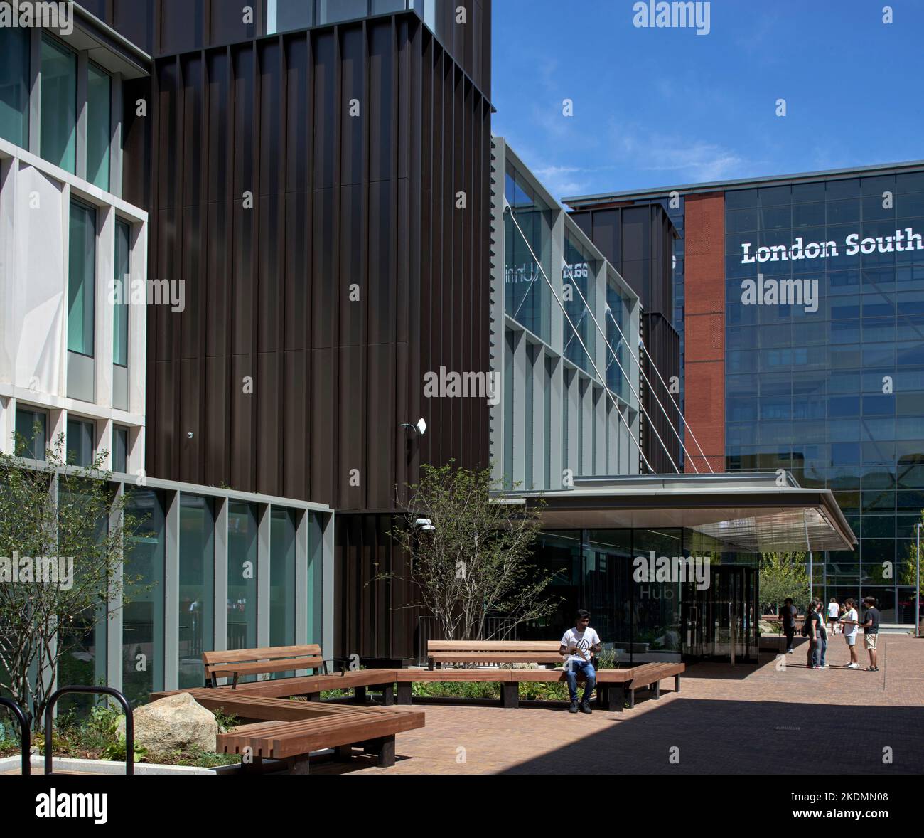 Eingangsansicht mit Studenten. London South Bank University, LSBU Hub, London, Großbritannien. Architekt: Wilkinson Eyre Architects, 2022. Stockfoto