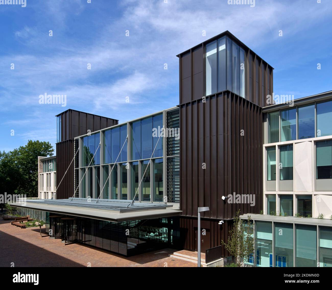 Blick Auf Den Eingang. London South Bank University, LSBU Hub, London, Großbritannien. Architekt: Wilkinson Eyre Architects, 2022. Stockfoto