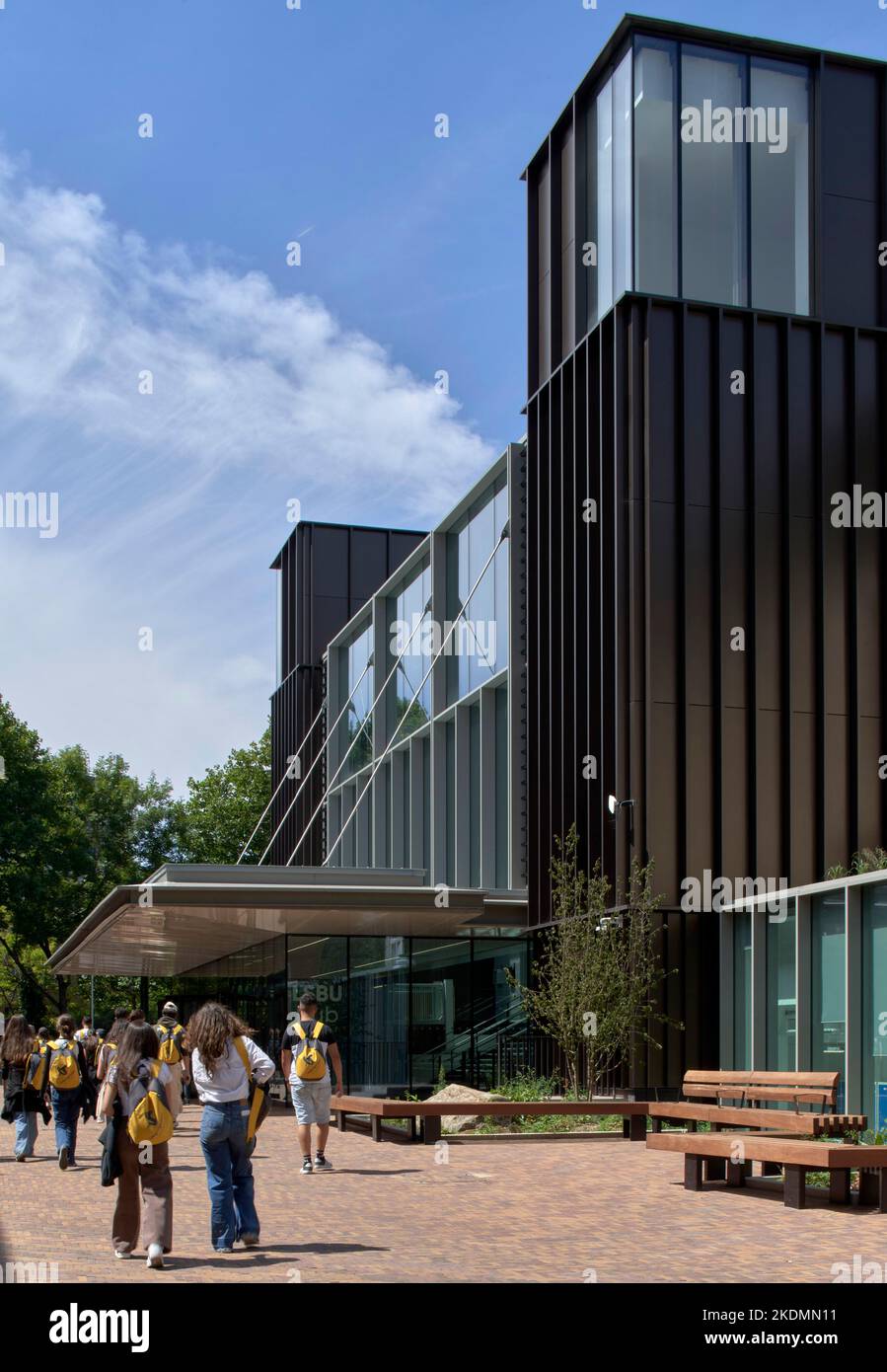 Eingangsansicht mit Studenten. London South Bank University, LSBU Hub, London, Großbritannien. Architekt: Wilkinson Eyre Architects, 2022. Stockfoto