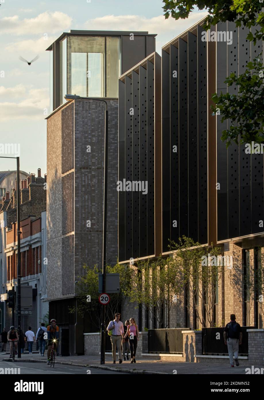 Blick auf die Straße. London South Bank University, LSBU Hub, London, Großbritannien. Architekt: Wilkinson Eyre Architects, 2022. Stockfoto