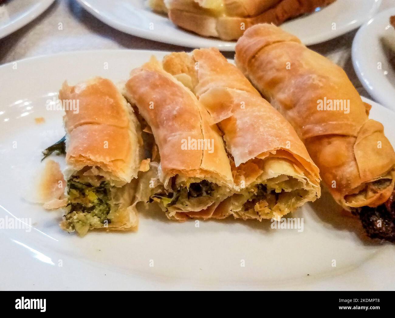 Frisch gebackener griechischer Spinatkuchen auf einem weißen Teller Stockfoto