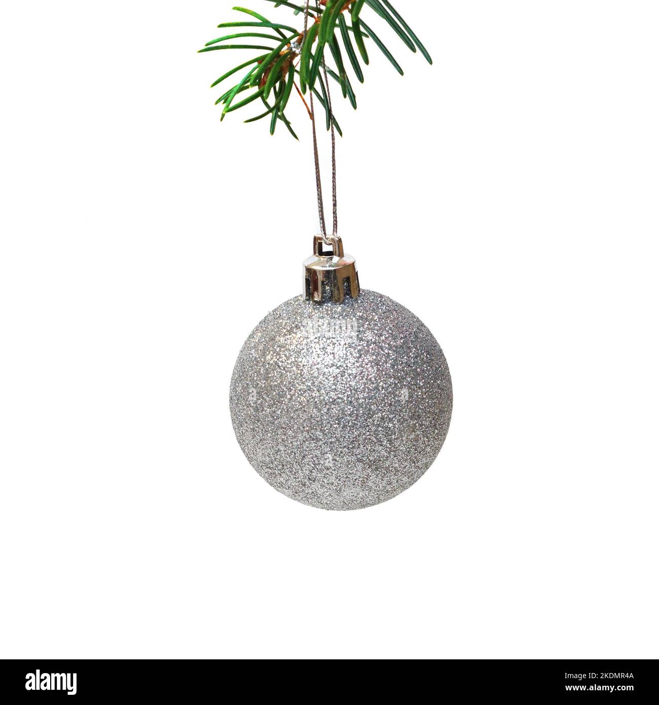 Silberne weihnachtskugel hängt auf weihnachtsbaum isoliert auf weißem Hintergrund. Stockfoto