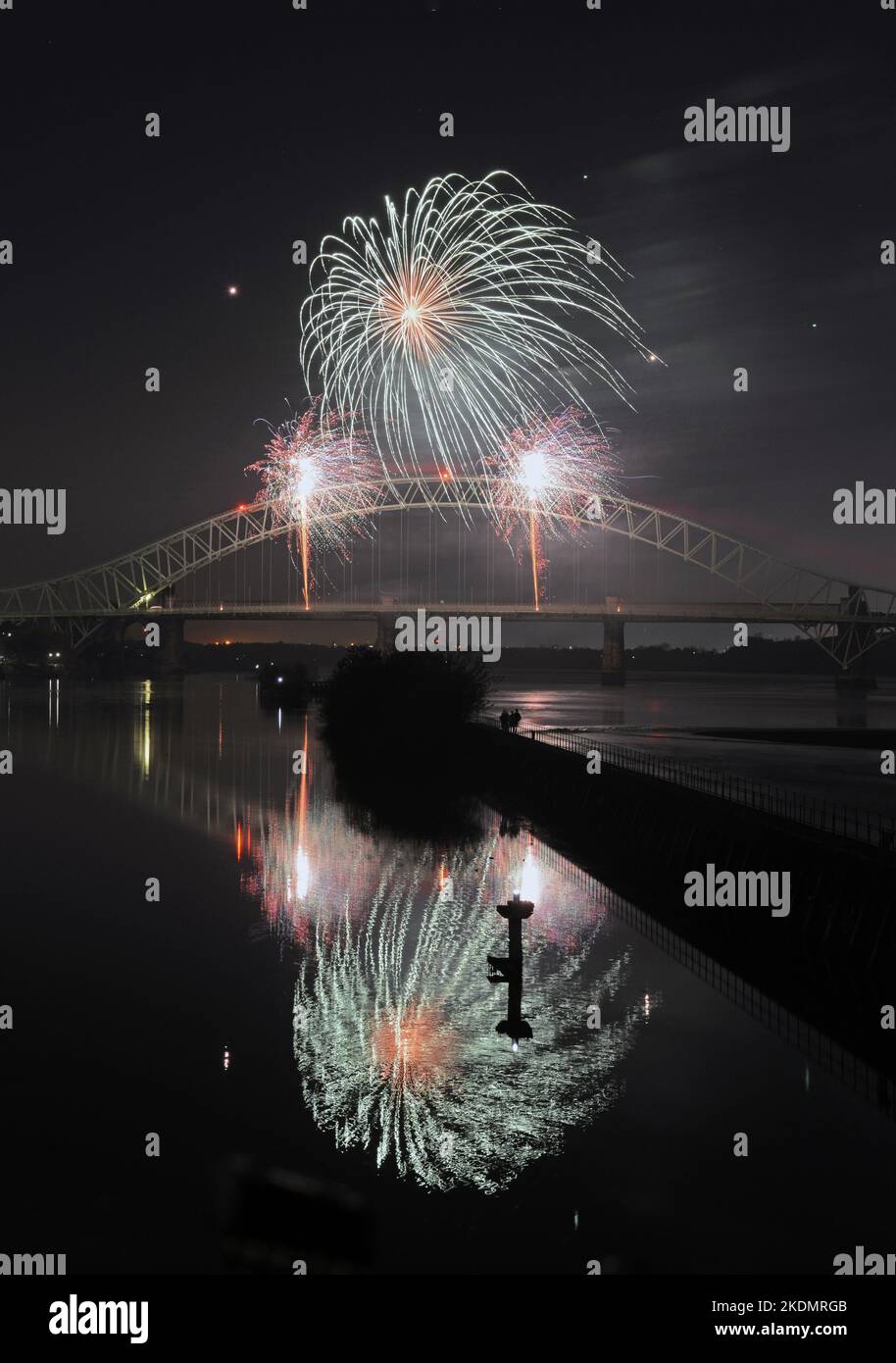 Nachrufe im Manchester Ship Canal des explodierenden Feuerwerks über der Widnes zur Runcorn Silver Jubilee Bridge, CHeshire Stockfoto