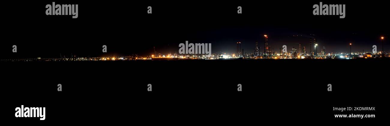 Panoramablick auf das Industriegebiet bei Nacht im Golf von Izmit Türkei. Fabrikbeleuchtung in der Nacht. Stockfoto