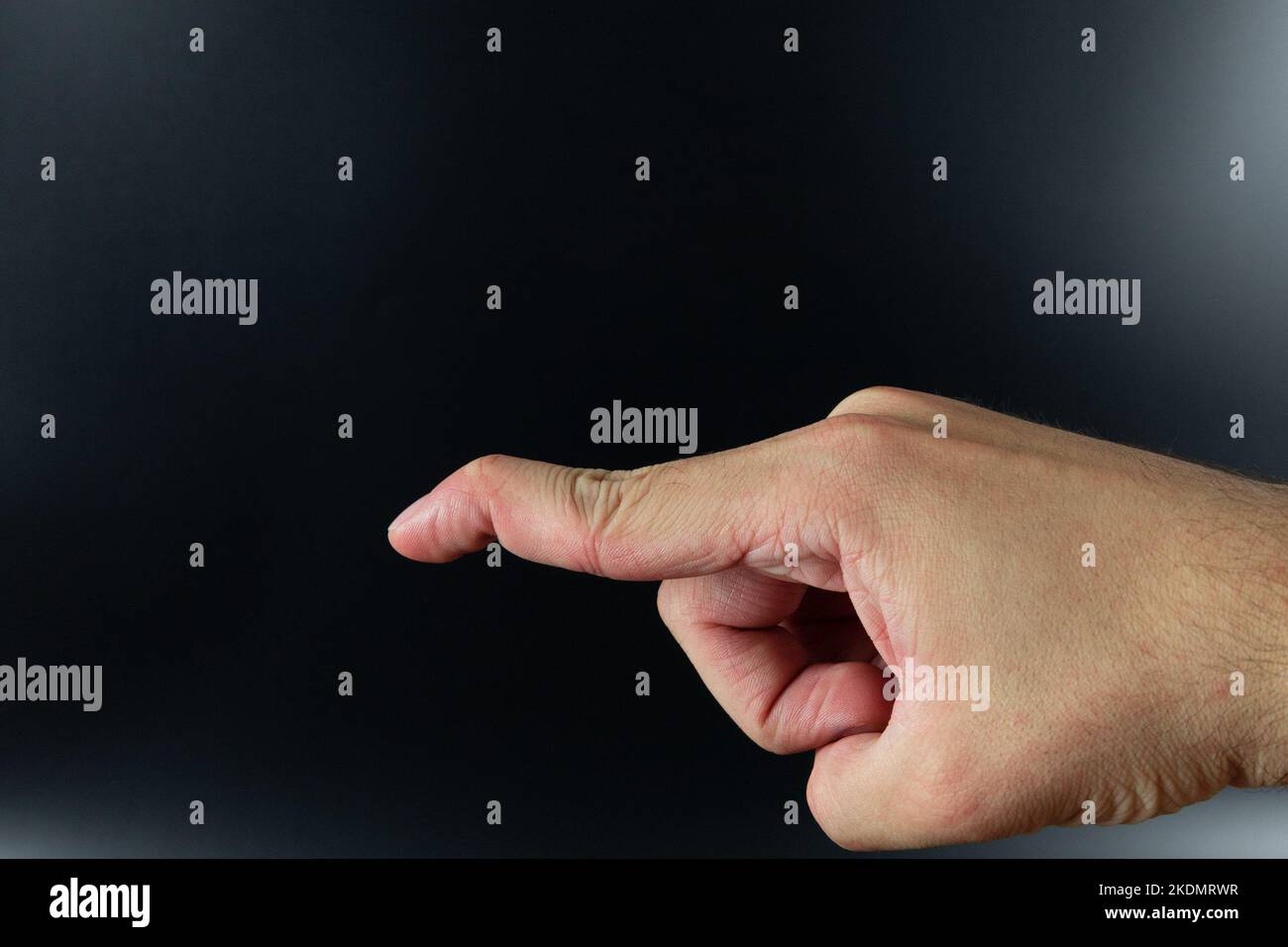 Schiefe Finger isoliert auf dem Hintergrund. Schiefe männliche Finger. Stockfoto
