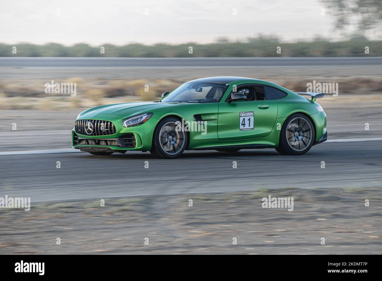 Grüner Mercedes AMG GTS Sportwagen auf der Rennstrecke Stockfoto