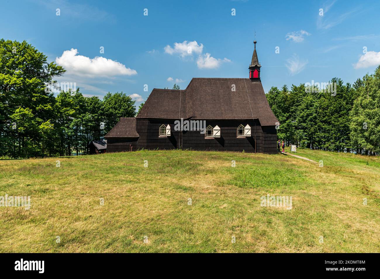 Kostel sv. Die Holzkirche Antonina Paduanskeho befindet sich auf dem Prasiva-Hügel im Moravskoslezske Beskydy-Gebirge in der Tschechischen republik Stockfoto
