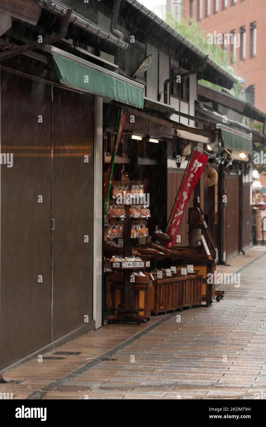 In der traditionellen Nawate Dori Street von Matsumoto, Nagano, Japan, ist weiterhin ein Laden für Reiskracker oder Senbei geöffnet. Stockfoto