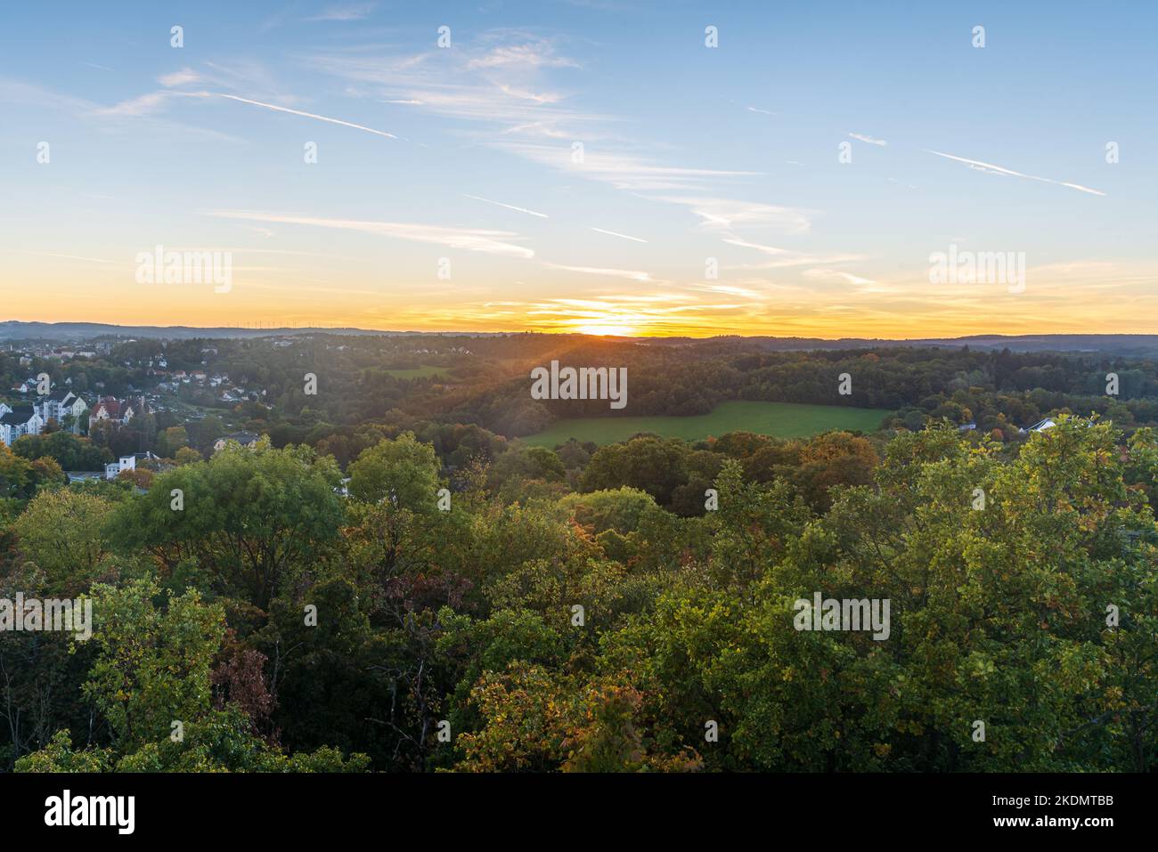 Letztes Sonnenlicht über Syratal vom Aussichtsturm auf dem Barenstein-Hügel in Plauen im Herbst Stockfoto
